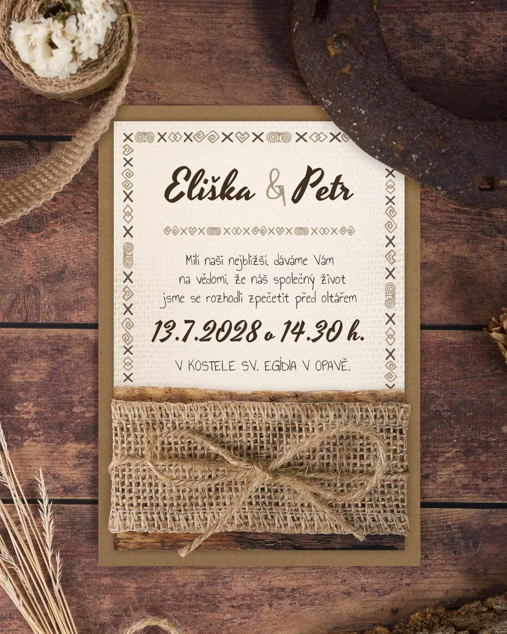 Svatební oznámení s lidovým dřevěným motivem 2/9